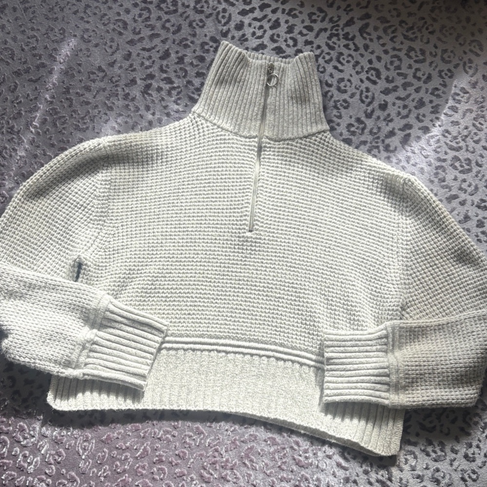 Jessica Simpson Women's Light Gray Neck Crop Sweater